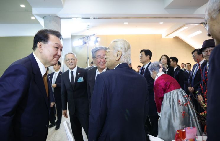 尹 "문화예술계 지원하되 일절 개입 안 할 것"(종합)