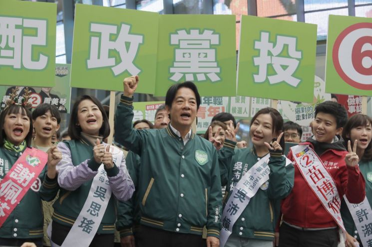 대만 총통 선거에 출마한 민주진보당의 라이칭더 후보(가운데)가 선거 유세를 펼치고 있다. [이미지출처=연합뉴스]