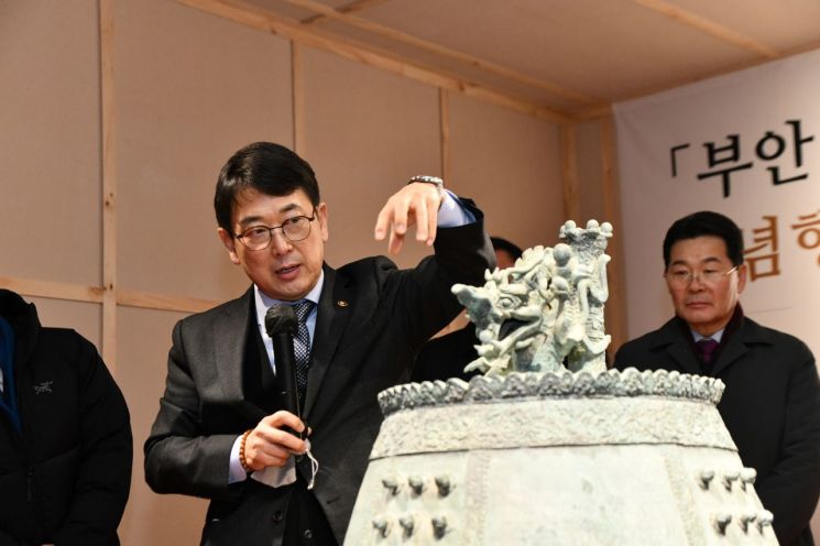 Choi Eungcheon文化财厅厅长9日在全北扶安郡内소사举行的“内소사高丽铜钟”国宝指定仪式上，正在讲解这口铜钟的特点。 联合新闻提供