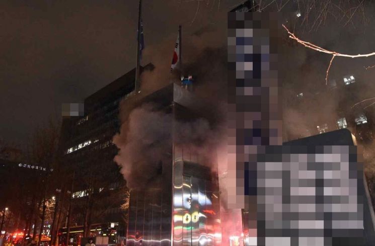 여의도 증권사 건물 지하 1층서 불…30대 남성 2명 경상