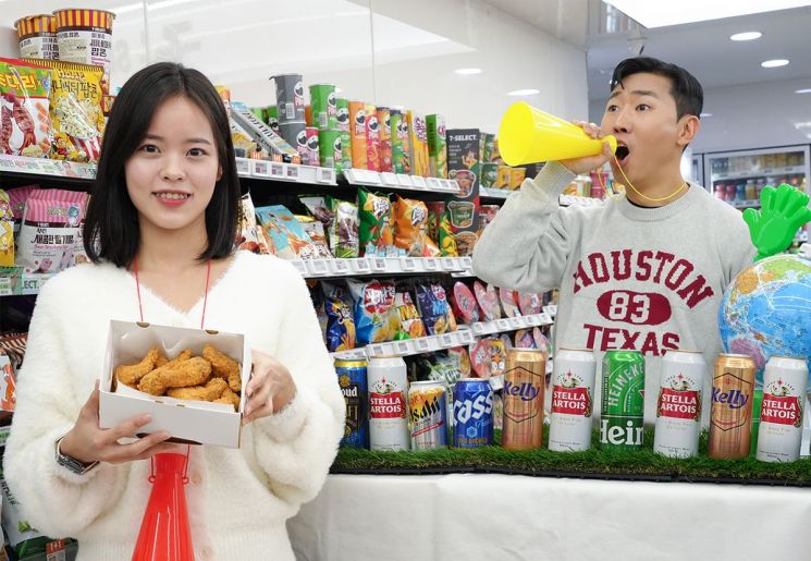 세븐일레븐은 아시아 축구대회를 맞아 국제 스포츠 경기 개최 시 수요가 높은 상품들을 위주로 대규모 할인 프로모션을 진행한다고 10일 밝혔다. [사진제공=세븐일레븐]