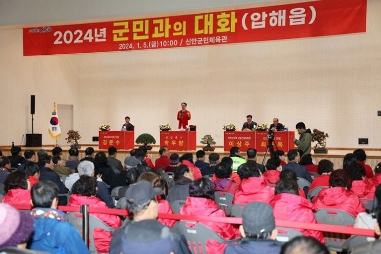 지난 5일 2024년 군민과의 대화에서 박우량 신안군수가 압해읍민들의 건의 사항 청취와 건의 사항에 대해 답변하고 있다. [사진제공=신안군]