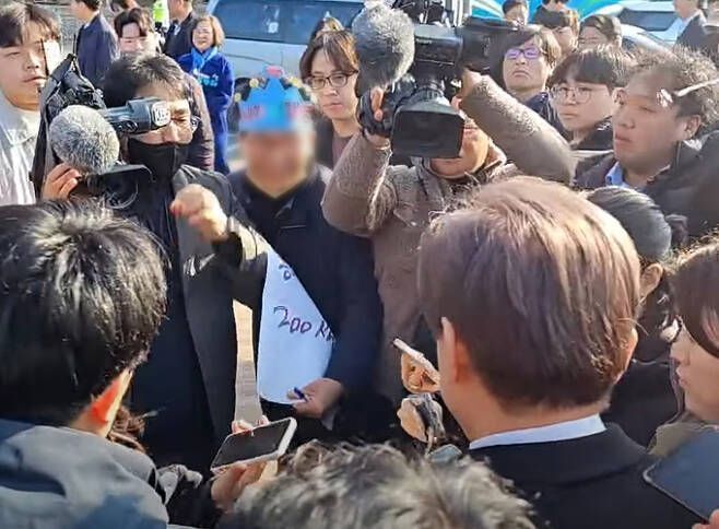 이재명 더불어민주당 대표가 2일 오전 부산 가덕도에서 흉기 습격을 당했다. 사진은 이재명 대표를 피습한 피의자(60대 남자) 모습. ＜자료=유튜브 정양일 TV 캡쳐＞