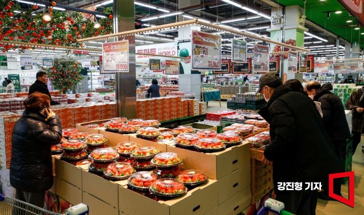 지난 1월 서울 서초구 하나로마트 양재점을 찾은 고객들이 딸기를 보고 있다. 사진=강진형 기자aymsdream@