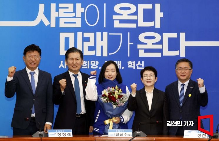 민주, '30대 변호사' 전은수 영입…"尹, 말로만 지방시대"