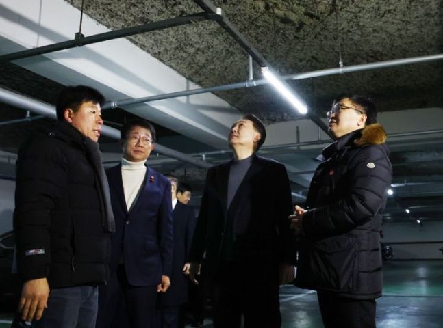 윤석열 대통령이 10일 경기도 고양 일산동구 백송마을 5단지를 방문해 아파트 지하주차장을 점검하고 있다. [사진출처=연합뉴스]