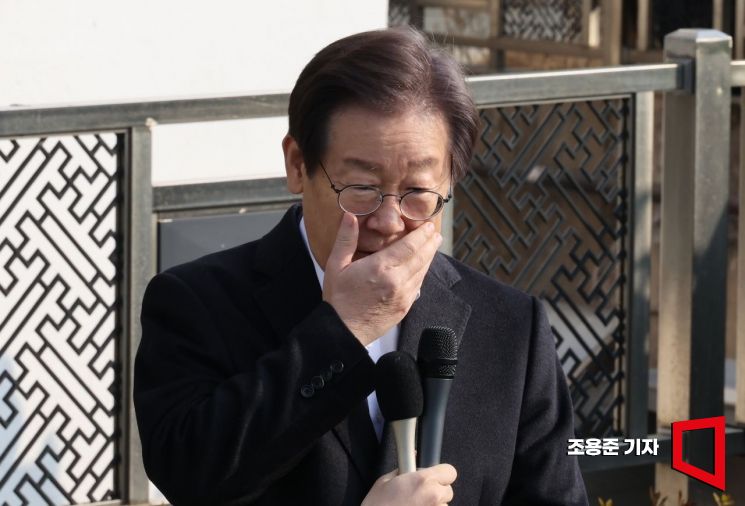 더불어민주당 이재명 대표가 흉기 피습 8일 만인 10일 서울대병원에서 퇴원하며 지지자들의 환호에 눈시울을 붉히고 있다. 이 대표는 퇴원해 자택에서 당분간 치료를 이어갈 예정이다. 사진=조용준 기자 jun21@