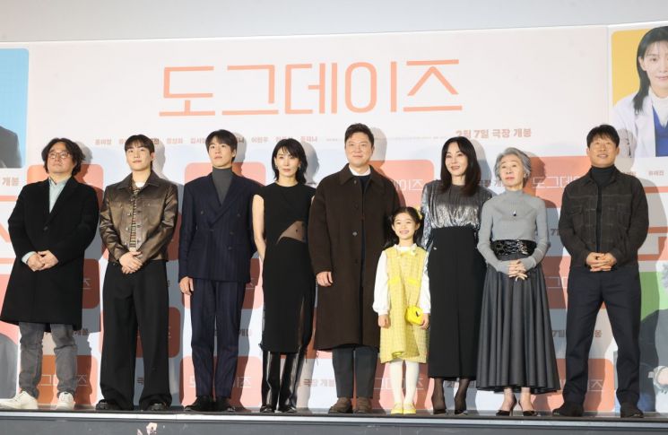 김덕민 감독(왼쪽부터), 배우 탕준상, 이현우, 김서형, 정성화, 윤채나, 김윤진, 윤여정, 유해진이 10일 서울 용산구 CGV 용산점에서 열린 영화 '도그데이즈' 제작발표회에서 인사말을 하고 있다[사진출처=연합뉴스]