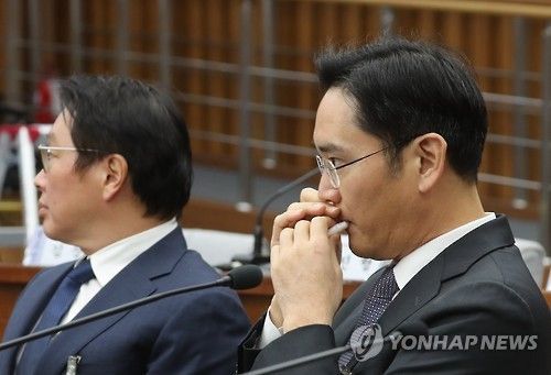 2016년 12월 국회 청문회에서 소프트립스 립밤을 바르는 이재용 삼성전자 회장. [이미지출처=연합뉴스]