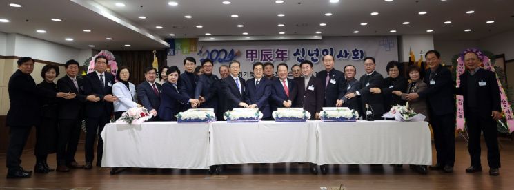 김동연 경기도지사가 11일 의정부 소재 경기북부상공회의소 신년인사회에 참석해 관계자들과 기념사진을 찍고 있다.