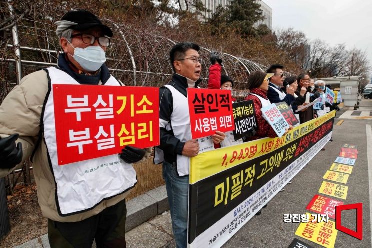 11일 서울 서초구 법원 삼거리에서 가습기살균제 피해자 및 환경운동단체 관계자들이 가습기살균제 SK·애경·이마트 선고공판을 앞두고 기자회견을 하고 있다. 사진=강진형 기자aymsdream@