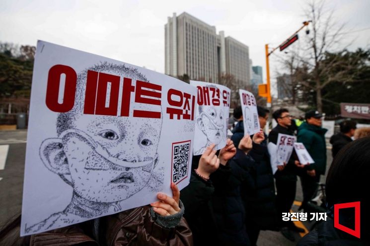 11일 서울 서초구 법원 삼거리에서 가습기살균제 피해자 및 피해자 유가족을 비롯한 시민사회단체 관계자들이 가습기 살균제 관련 항소심 선고공판을 마친 뒤 기자회견 하고 있다. 사진=강진형 기자aymsdream@