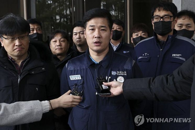 이기로 전국금속노동조합 현대제철지회장이 11일 서울 서초구 대법원에서 열린 정기 상여금 통상임금 관련 상고심 선고가 나온 이후 기자들과 만나 발언하고 있다.