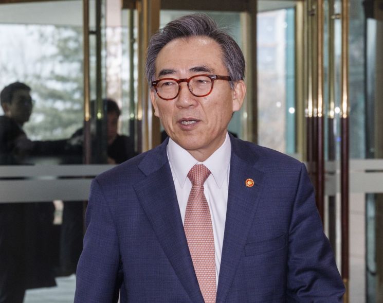 조태열 신임 외교부 장관이 11일 오전 서울 종로구 외교부 청사에 도착한 뒤 취재진과 인사하고 있다. [이미지출처=연합뉴스]