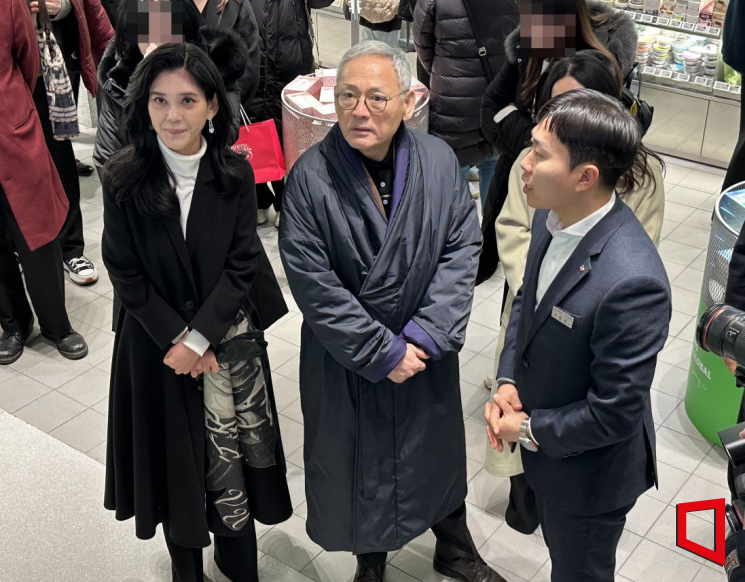 'Myeongdong Olive Young' Bustling... 2,000 Foreigners Visit Daily