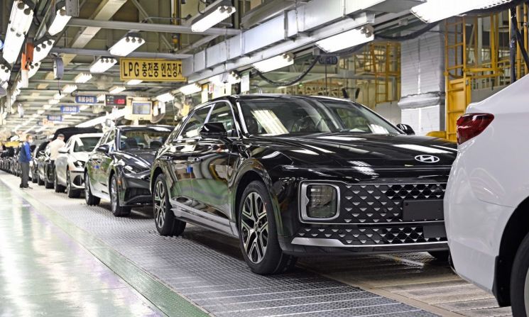 작년 판매 차량 4대 중 3대 '현대·기아'…점유율 첫 70% 넘었다