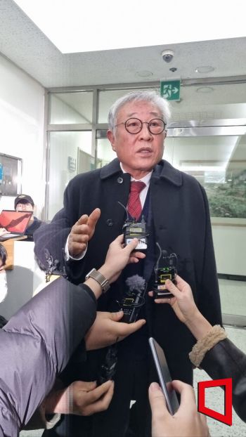 12일 서울시 양천구 방송회관에서 열린 방송통신심의위원회 임시 전체회의에서 옥시찬 방심위원이 회의 도중 잠시 회의장 밖을 나와 취재진과 대화하고 있다. 사진=문혜원 기자