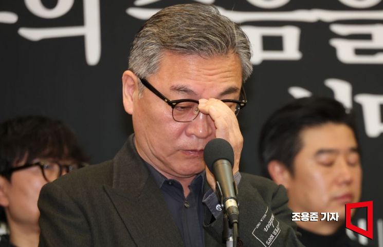 김의성 배우가 12일 서울 중구 프레스센터에서 열린 '고(故)이선균 배우의 죽음을 마주하는 문화예술인들의 요구' 성명 발표에서 진상규명 등을 촉구하며 굳은 표정을 짓고 있다. 사진=조용준 기자 jun21@