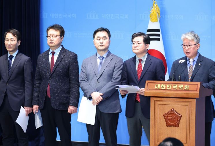 12일 국회에서 '원칙과 상식' 조응천 의원 등이 기자회견을 하고 있다. 왼쪽부터 이원욱 의원, 정태근 전 한나라당 의원, 김종민 의원, 박원석 전 정의당 의원, 조 의원. [이미지출처=연합뉴스]