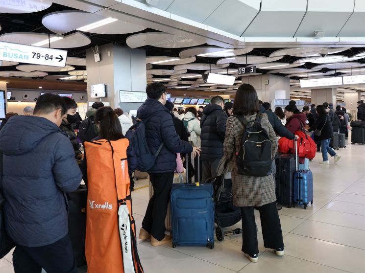 김포공항 국내선에서 여행객들이 탑승 수속을 위해 줄을 서고 있다. [이미지출처=연합뉴스]