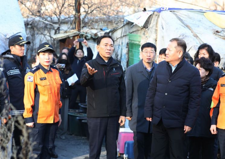 조성명 강남구청장(사진 가운데)이 구룡마을을 방문한 이상민 행정안전부 장관(오른쪽)에게 화재 예방 대책에 대해 설명하고 있다.(사진제공=강남구청)