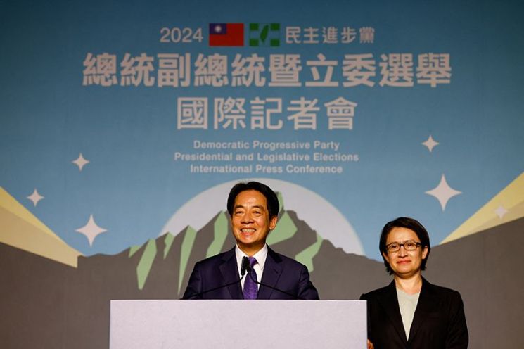 대만 민진당의 라이칭더 총통 당선자가 선거 승리 후 기자회견을 하고 있다