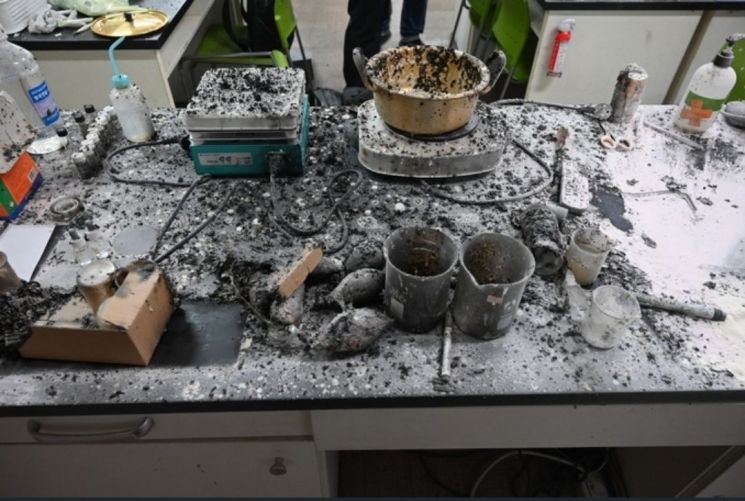 13일 대구 동구의 한 고등학교 화학실에서 실험 도중 화재가 발생했다.[사진출처=대구소방안전본부 제공]