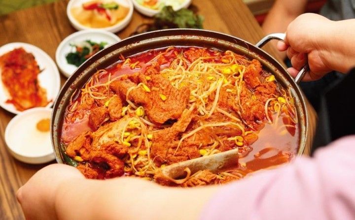 남노물갈비는 양념 돼지갈비에 아삭한 콩나물과 당면, 버섯 등을 자박한 국물에 끓여먹는 전주 향토 음식의 대표 식당이다. [사진제공 = 남노물갈비]