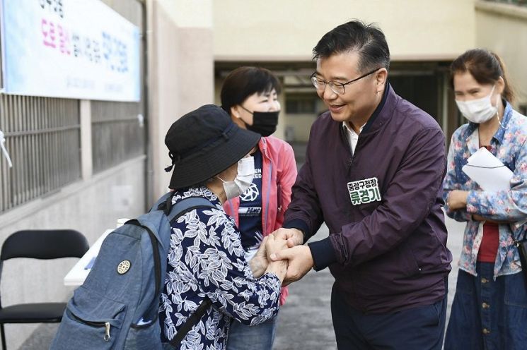 류경기 중랑구청장이 어르신과 인사를 하며 대화를 나누고 있다.