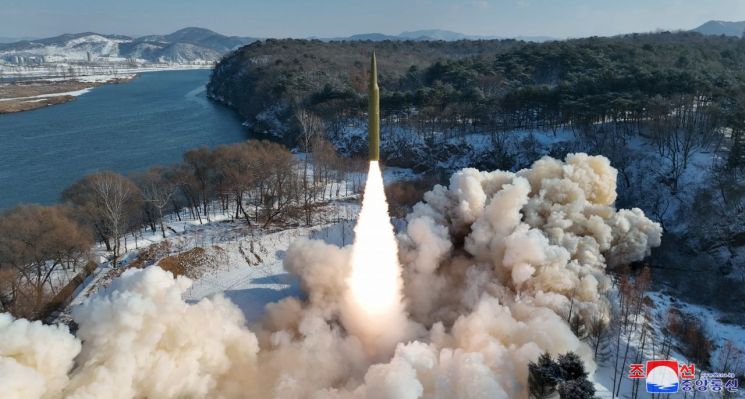 북한이 고체연료를 사용한 극초음속 중장거리 탄도미사일(IRBM) 시험 발사에 성공했다고 조선중앙통신이 지난 1월15일 보도했다. [이미지출처=연합뉴스]