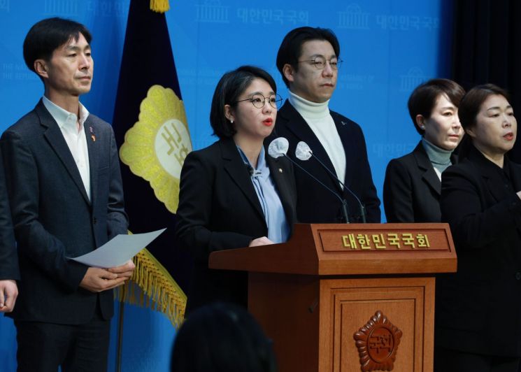 용혜인 기본소득당 상임대표가 15일 오전 국회 소통관에서 개혁연합신당 관련 기자회견을 하고 있다. [이미지출처=연합뉴스]