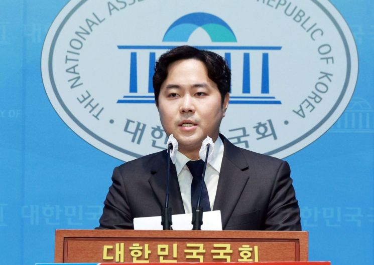 김인규 전 대통령 정무수석실 행정관이 작년 12월 11일 국회 소통관에서 기자회견을 열고 부산 서·동구 출마 선언을 하고 있다. [사진출처=연합뉴스]