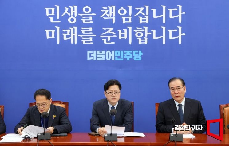 홍익표 더불어민주당 원내대표가 16일 국회에서 열린 원내대책회의에서 발언하고 있다.  사진=김현민 기자 kimhyun81@