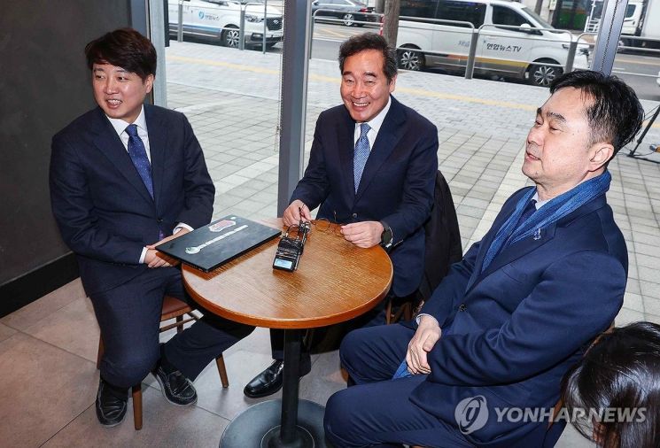 더불어민주당을 탈당한 이낙연 전 대표(가운데)와 국민의힘에서 탈당한 이준석 개혁신당(가칭) 정강정책위원장(왼쪽), 비명(비이재명계)계 탈당 그룹인 '원칙과 상식'의 김종민 의원이 14일 오전 서울 영등포구 여의도 한 카페에서 티타임 회동을 하며 밝게 웃고 있다.(자료=연합뉴스)