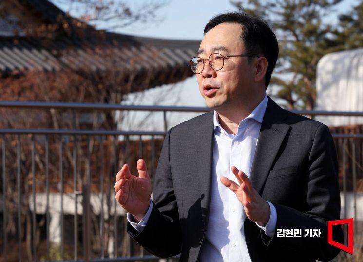 "저출생 해법, 정부가 못 따라가" 홍석철 저고위원의 쓴소리[K인구전략]