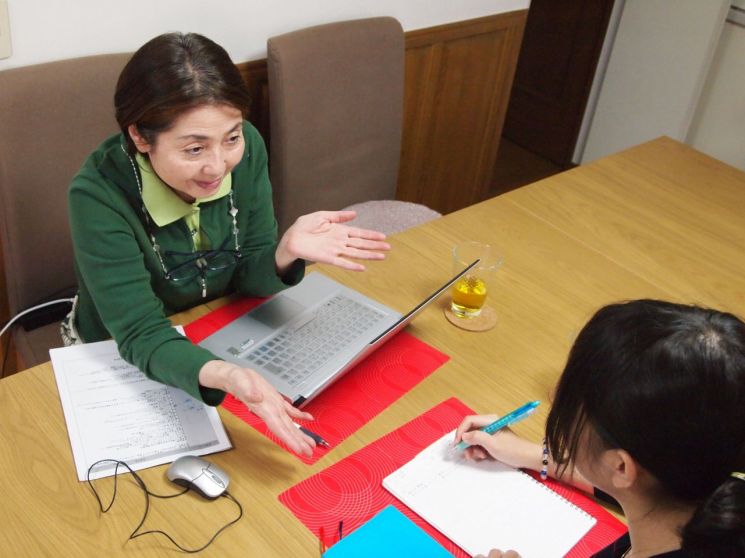 기록한 수면 일지로 상담을 받고 있는 아이들.(사진출처=일본면육추진협의회)
