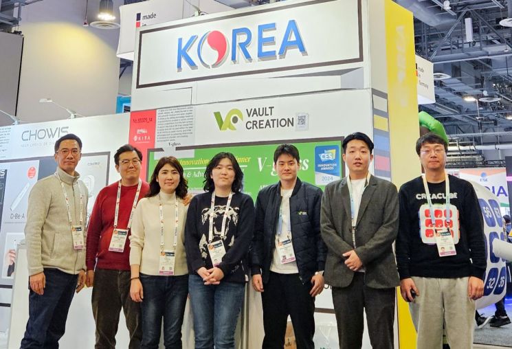 CES 2024 용인시 공동관에 참가한 중소기업 관계자들이 기념촬영을 하고 있다. [사진제공=용인시]