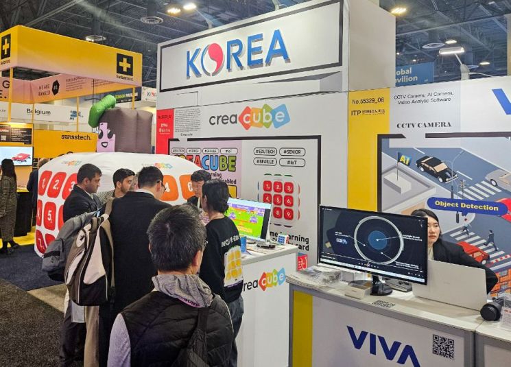 CES 2024 용인시 공동관에 마련된 IoT 교구업체 크레아큐브 부스를 방문한 바이어들이 이 회사 제품을 둘러보고 있다. [사진제공=용인시]