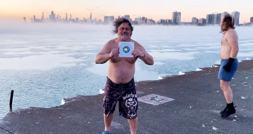 美国芝加哥密歇根湖上进行潜水的 Dan O’Connor 和 Glen Rischke。Dan O’Connor Instagram 截图提供