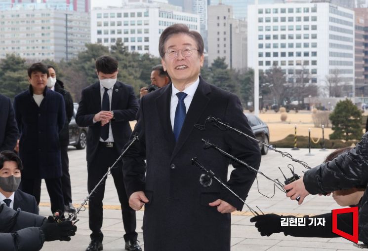 [포토] 이재명 대표, 피습 후 당무 복귀