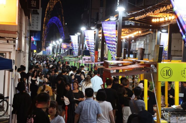 지난해 8월 포항시 중앙상가에서 열린 영일만친구 야시장에 많은 시민들이 찾아 붐비고 있다.