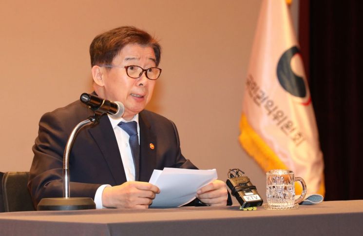 유철환 국민권익위원장. [이미지출처=연합뉴스]