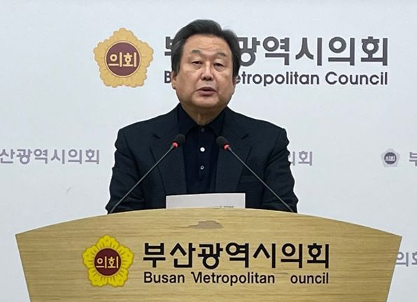 국민의힘 전신인 새누리당 대표를 지낸 김무성 전 의원이 지난 15일 부산시의회에서 제22대 총선 출마 선언을 하고 있다. [이미지출처=연합뉴스]