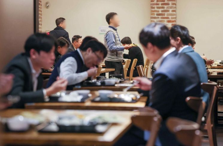 서울 시내 한 구내식당에서 직장인들이 식사를 하고 있다. [이미지출처=연합뉴스]