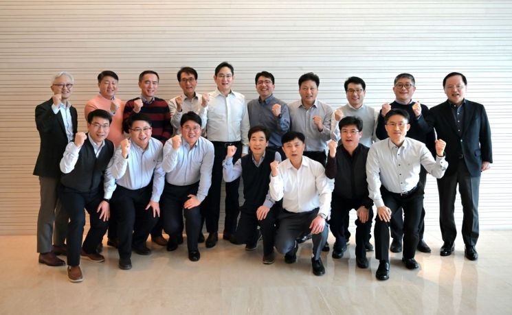 이재용 삼성전자 회장(윗쭐 왼쪽 다섯번째), 경계현 삼성전자 대표이사 사장 겸 반도체(DS)부문장·SAIT(옛 삼성종합기술원)장(윗줄 맨 왼쪽), 박학규 삼성전자 모바일·TV·가전(DX)부문 경영지원실장 사장(윗줄 맨 오른쪽)과 2024 삼성명장들이 지난 16일 서울시 서초구 삼성전자 서초사옥에서 간담회를 한 뒤 기념촬영하는 모습.[사진제공=삼성전자]