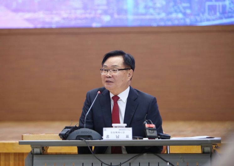 홍남표 경남 창원특례시장이 2024년 신년 기자간담회에서 기자들의 질문에 답하고 있다. [사진=이세령 기자]