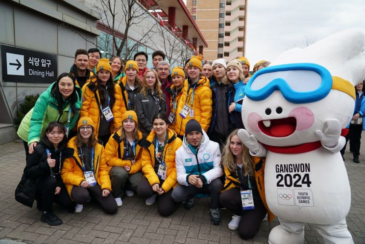 토마스 바흐 국제올림픽위원회(IOC) 위원장과 최종구 2024 강원 동계청소년올림픽 조직위원회 대표 위원장이 17일 강릉원주대에 마련된 선수촌을 방문해 선수들과 기념 촬영하고 있다. [사진제공 = 2024 강원 동계청소년올림픽대회 조직위원회]