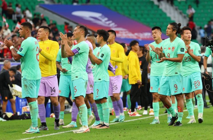 On the 17th, at the Al Thumama Stadium in Doha, Qatar, during the Group A match of the 2023 Asian Football Confederation (AFC) Asian Cup between Lebanon and China, which ended in a 0-0 draw, Chinese players are greeting the spectators. [Image source=Yonhap News]