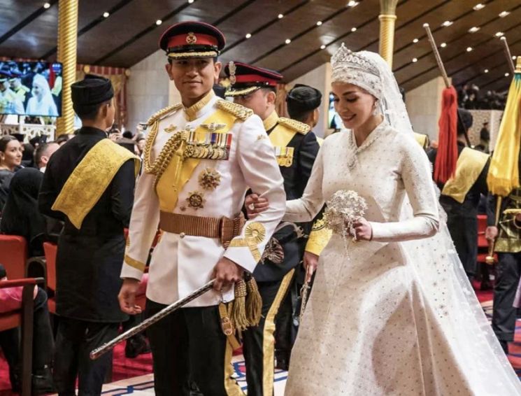 14일 브루나이 국왕의 넷째 왕자 압둘 마틴(32)과 그의 약혼녀 아니샤 로스나 이사-칼레빅(29)이 결혼식을 올리고 있다.[이미지출처=인스타그램]