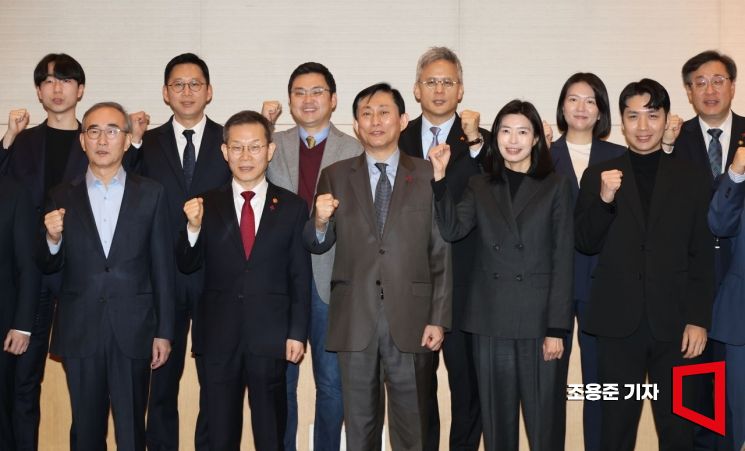 이종호 과기정통부 장관을 비롯해 고진 디지털플랫폼정부 위원장, 김영섭 KT 대표, 최수연 네이버 대표 등 기업인들이 19일 서울 영등포구 여의도 전경련에서 열린 제5차 인공지능 최고위 전략대화에서 회의에 앞서 기념촬영을 하고 있다. 사진=조용준 기자 jun21@